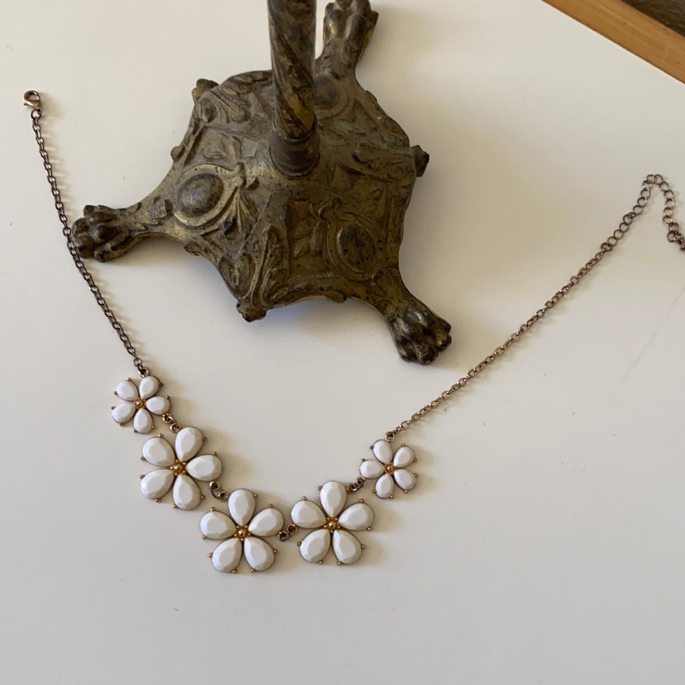 White chunky flower necklace